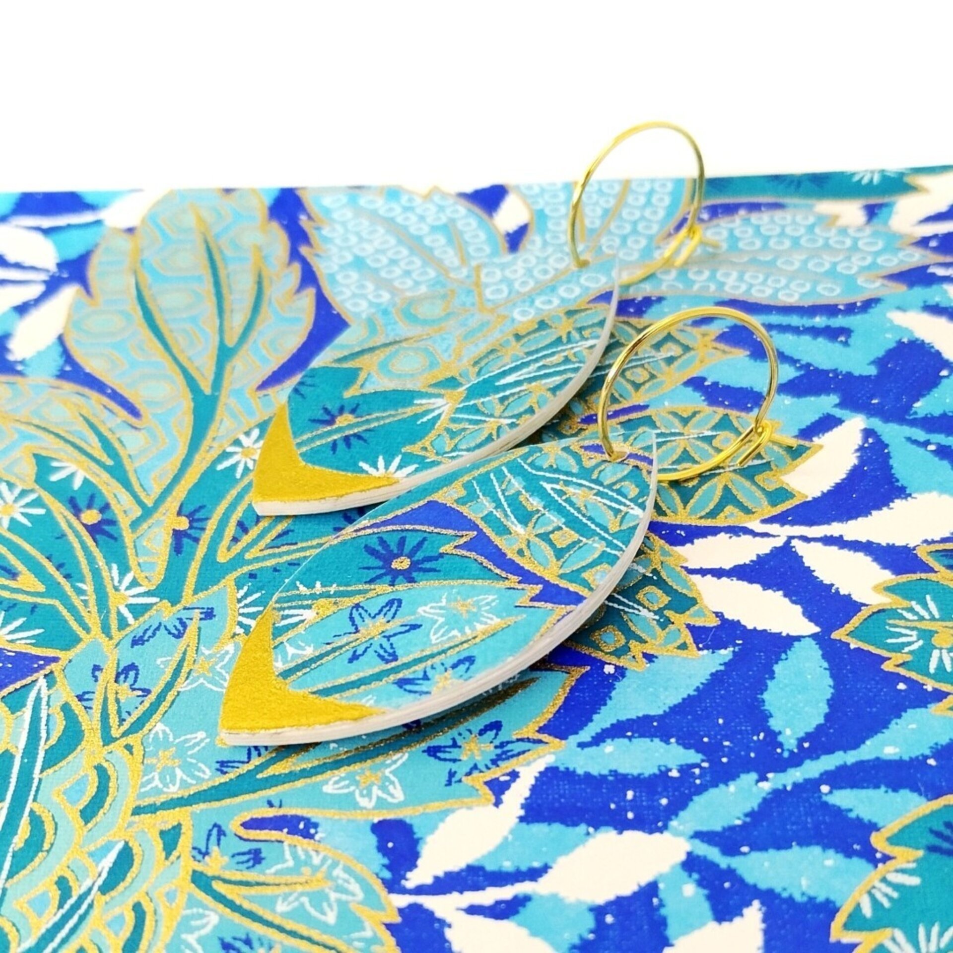 ANKAA | Pendientes medianos de aro con hoja alargada de papel - 2