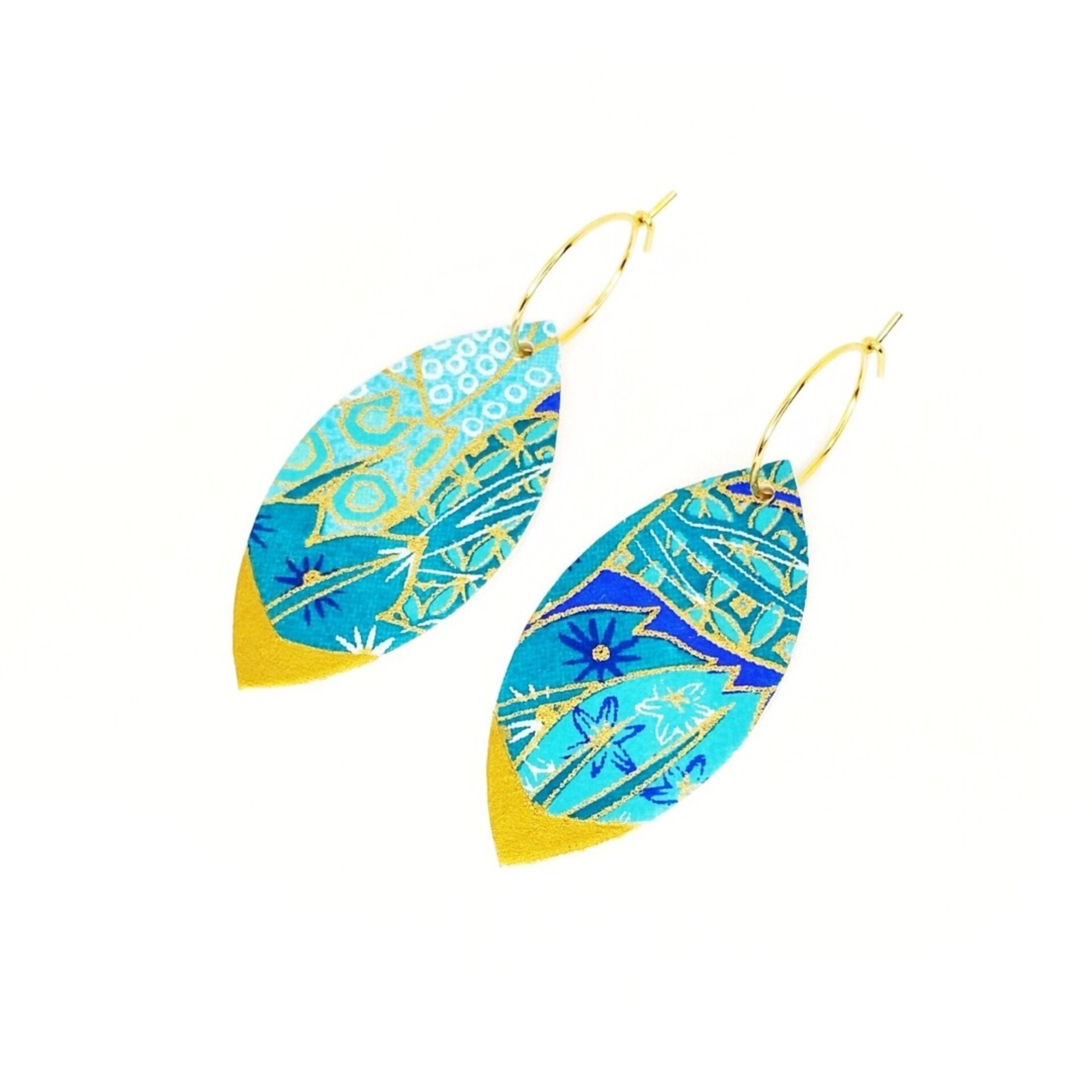 ANKAA | Pendientes medianos de aro con hoja alargada de papel - 4